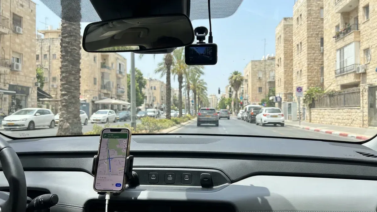 גאדג'טים לרכב - טעינה ומצלמת דרך בתוך האוטו