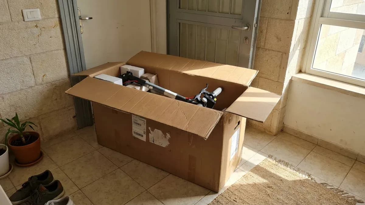 קורקינט חשמלי למשלוח עם קופסת קרטון