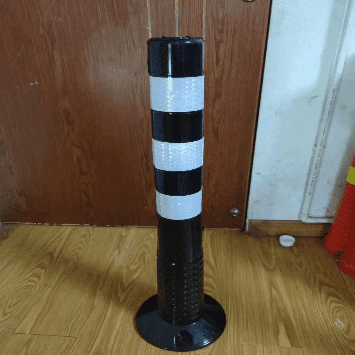 עמוד בטיחות אלסטי עם מחזיר אור